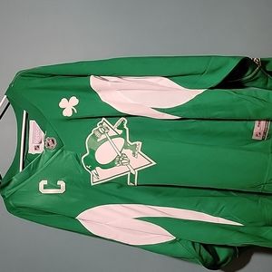 Saint Patrick's day r 2XL  penguins like new condition